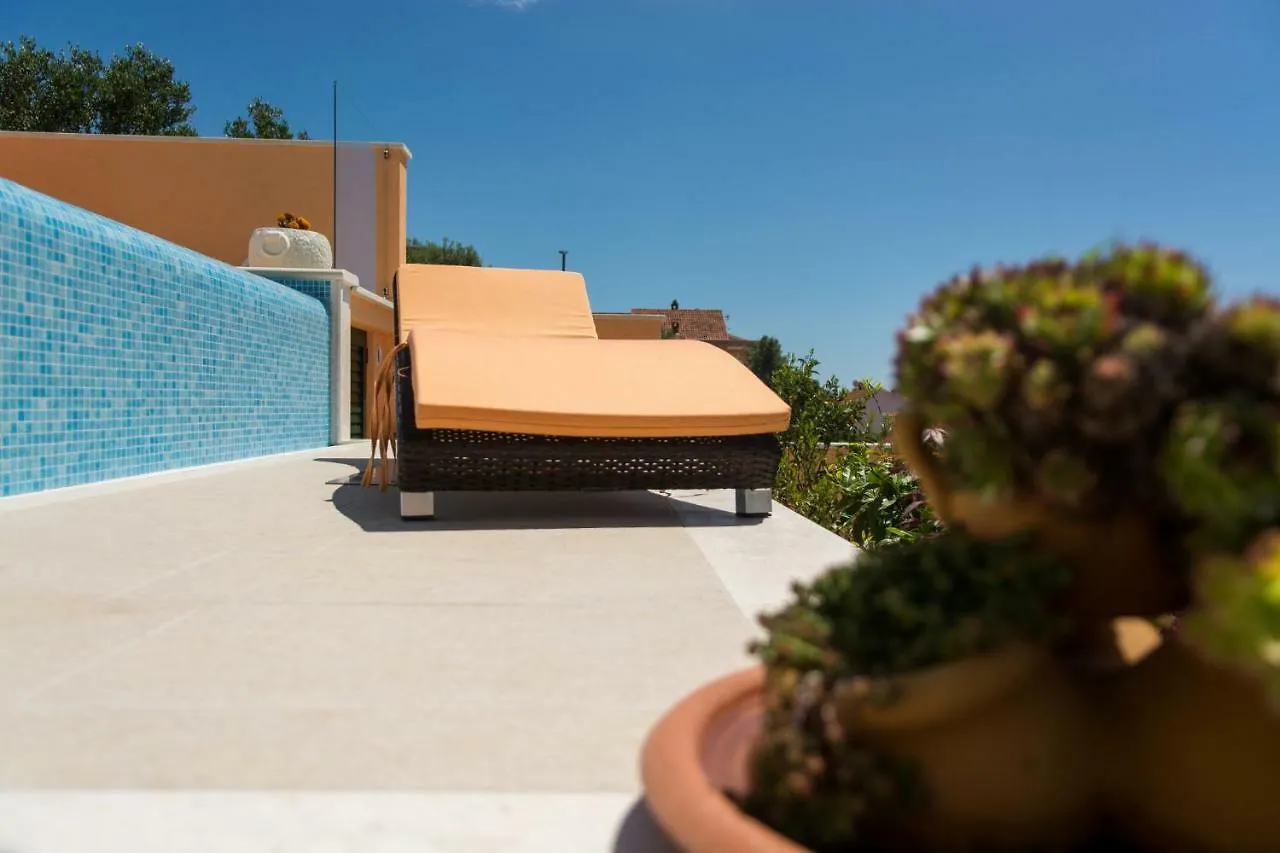 Poolside Apartment House Nina 特罗吉尔 0*,