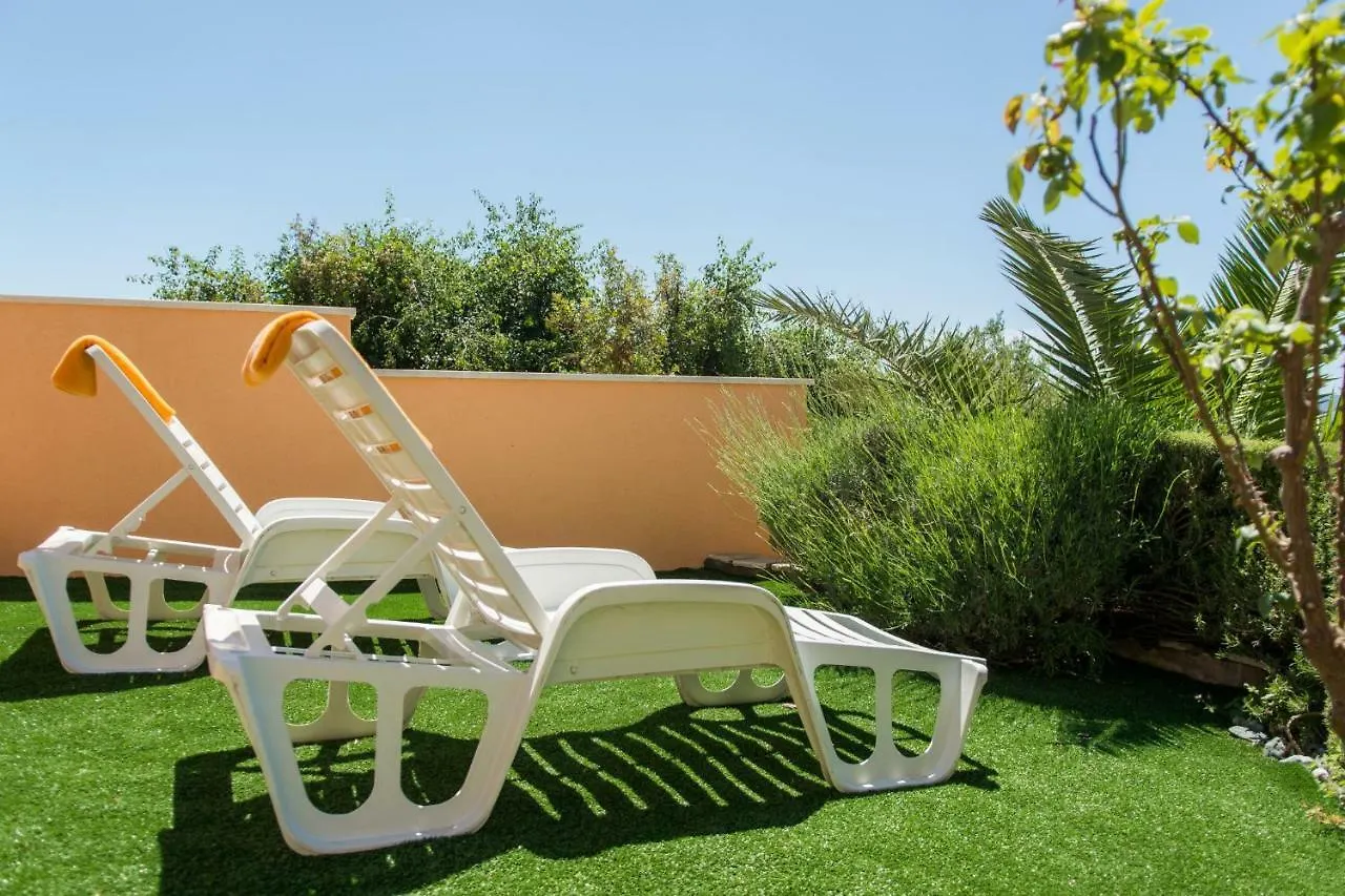 Poolside Apartment House Nina 特罗吉尔