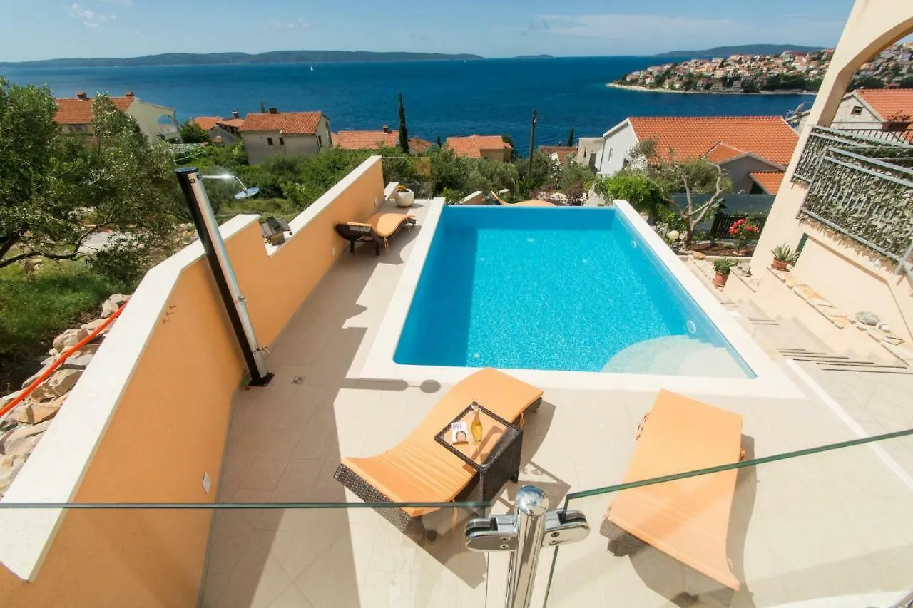Poolside Apartment House Nina Trogir